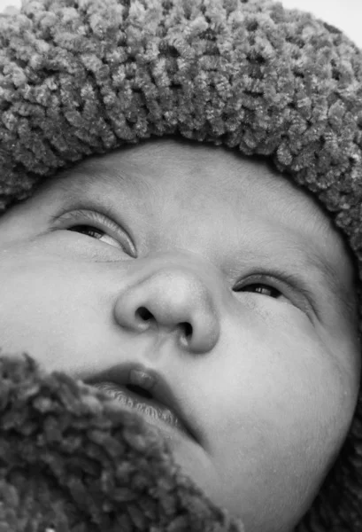 Recién nacido en un capullo y sombrero de punto — Foto de Stock