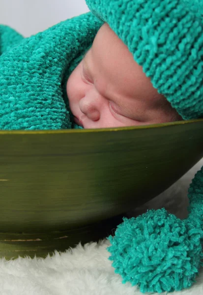 Новорожденный в вязаном коконе и шляпе — стоковое фото