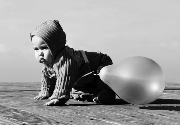 Carino bambino di 10 mesi con palloncino verde — Foto Stock