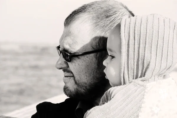 Retrato de 10 meses de edad, niña y papá. Concéntrate en el niño . — Foto de Stock