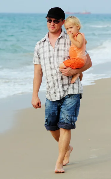 Батько і дочка у відпустці на морі — стокове фото