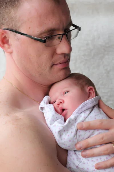 Otec drží novorozeně — Stock fotografie