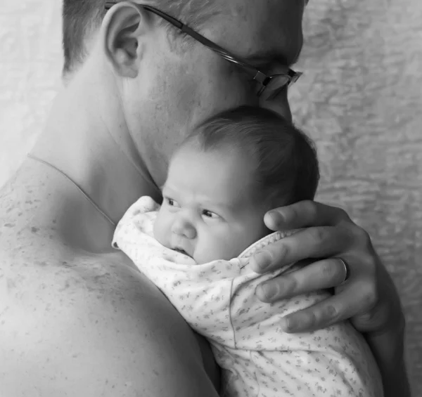 Father holds a newborn baby — Stock Photo, Image