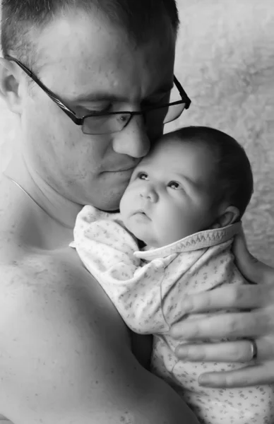 父亲抱一个新生婴儿 — 图库照片