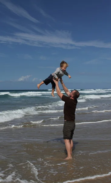 Père et fils en vacances en mer — Photo