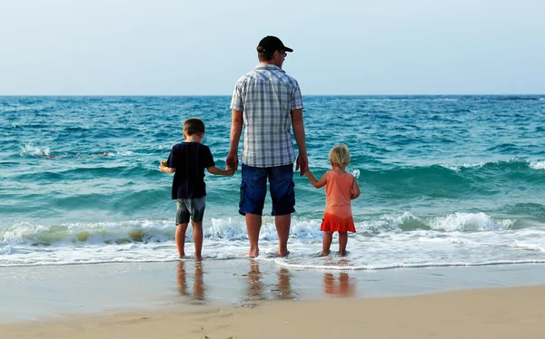 Far med son och dotter på semester till havs — Stockfoto