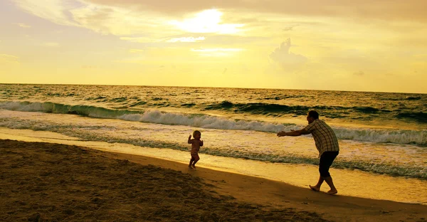 Vater und Tochter im Urlaub auf See — Stockfoto