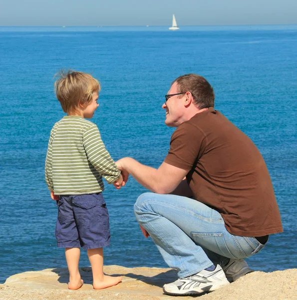 Pai e filho no mar — Fotografia de Stock