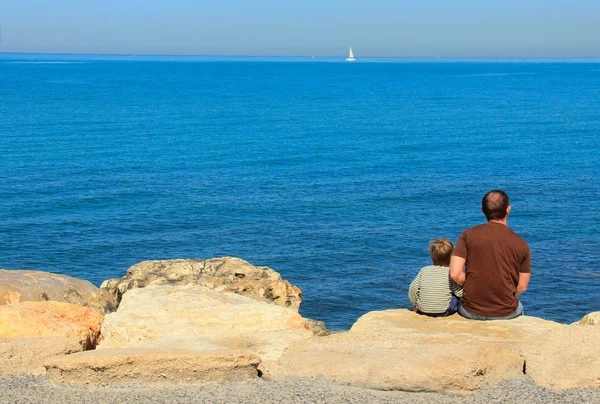 Vater und Sohn am Meer — Stockfoto