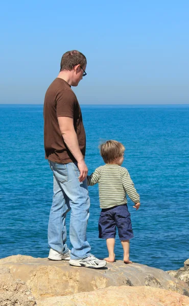 Vader en zoon aan de zee — Stockfoto