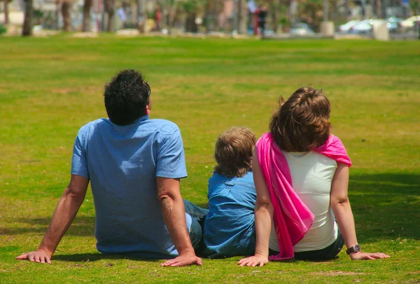 Famille heureuse en plein air — Photo