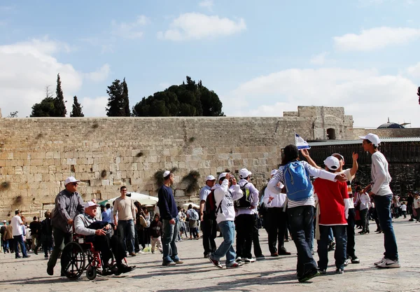 Erusalem, Israel 3 de novembro de 2011: Turistas e israelenses perto do Muro Ocidental — Fotografia de Stock