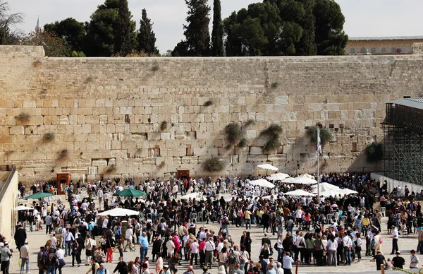 Jerusalem, Izrael 2011. november 3-án: turisták és izraeliek közelében a régi város Jeruzsálem nyugati fala — Stock Fotó