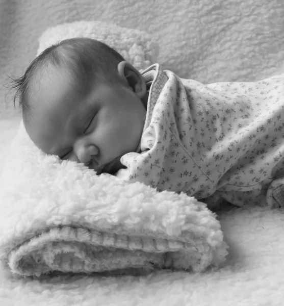 Menina ruiva mensal dormindo em um cobertor branco — Fotografia de Stock