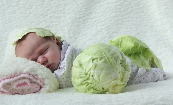 Maandelijkse roodharige meisje slapen op een witte deken — Stockfoto