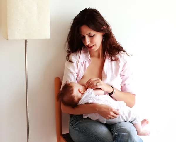 Madre allattamento al seno il suo bambino . — Foto Stock