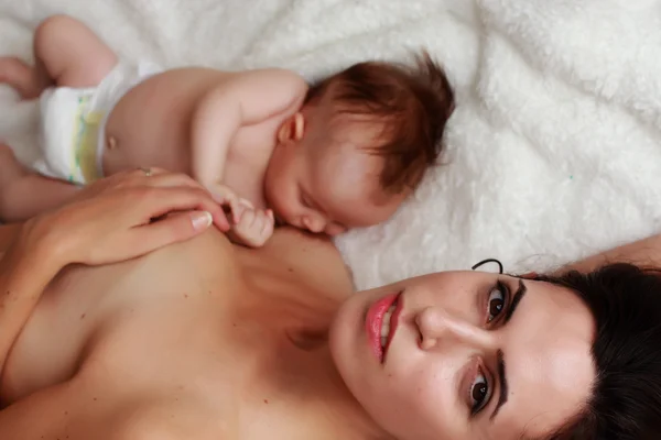 Mother breast feeding her baby — Stock Photo, Image