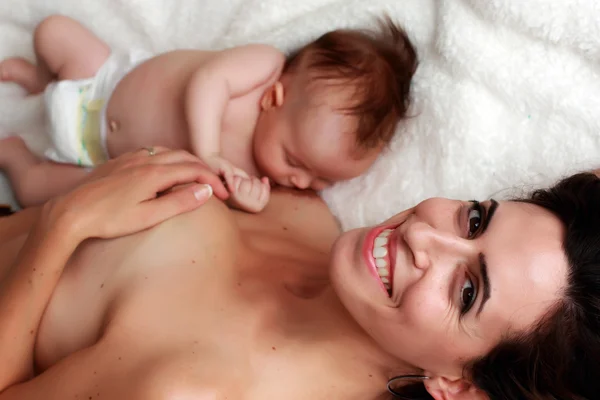 Mother breast feeding her baby — Stock Photo, Image