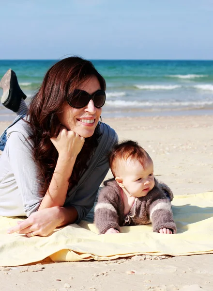 海辺で彼女の赤ちゃんと母親 — ストック写真