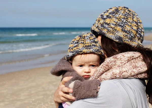 Madre con su hijo en la playa —  Fotos de Stock