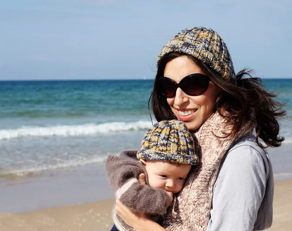 Mère avec son enfant sur la plage — Photo