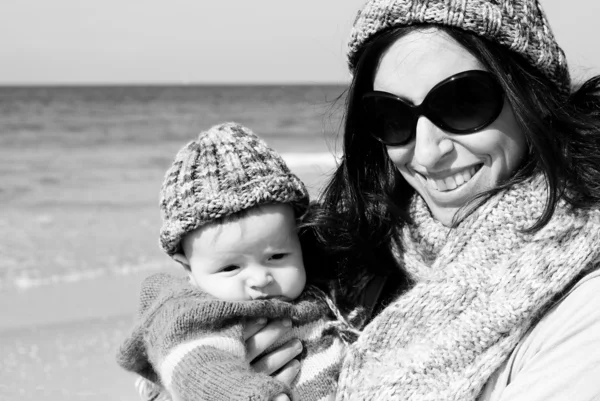 Matka z dzieckiem na plaży — Zdjęcie stockowe