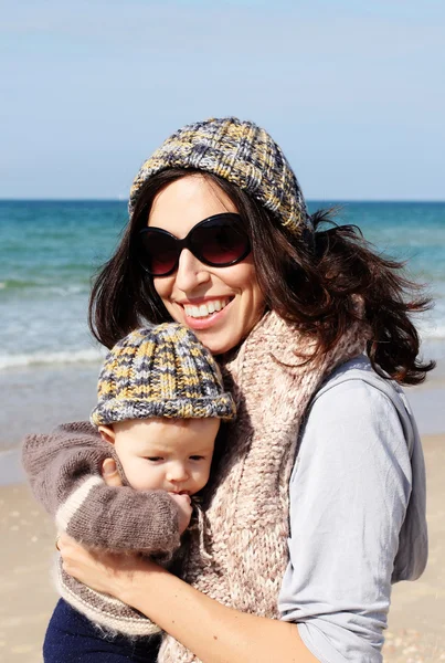 Madre con il suo bambino sulla spiaggia — Foto Stock