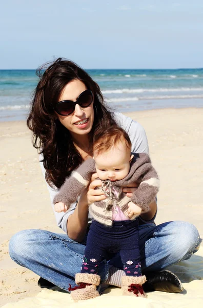 Madre con il suo bambino sulla spiaggia — Foto Stock