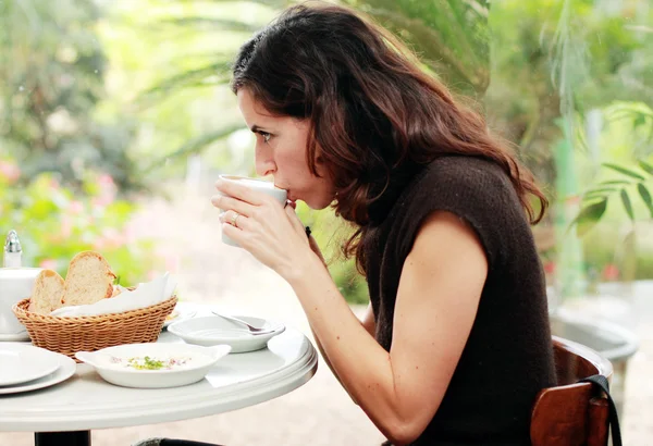 O femeie frumoasă de 35 de ani își bea cafeaua de dimineață — Fotografie, imagine de stoc