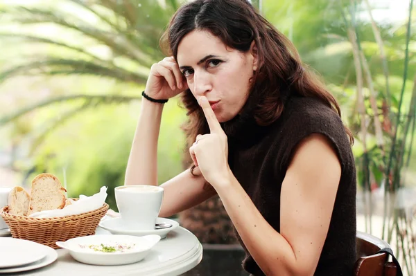 Linda 35 anos de idade mulher bebendo seu café da manhã — Fotografia de Stock