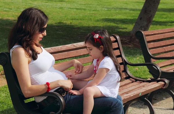 Gravid mor talar till dotter — Stockfoto