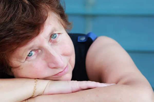 Retrato de una hermosa mujer de 65 años al aire libre — Foto de Stock