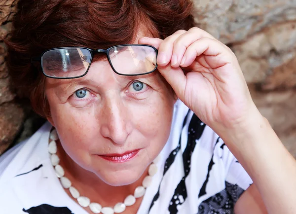 60 yaşında güzel bir kadın açık havada portresi — Stok fotoğraf