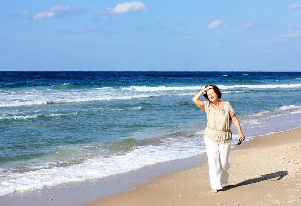 Пожилая женщина на пляже — стоковое фото