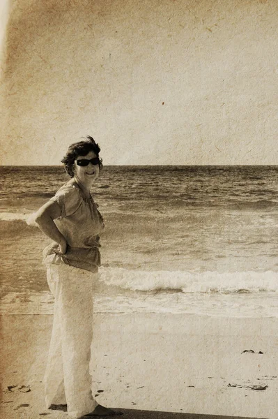 Mujer mayor en la playa —  Fotos de Stock