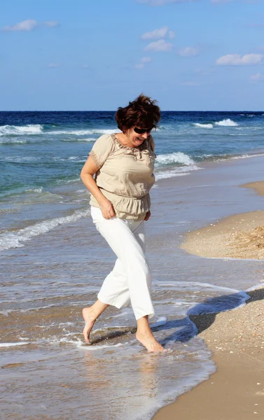 Vezető nő a tengerparton — Stock Fotó