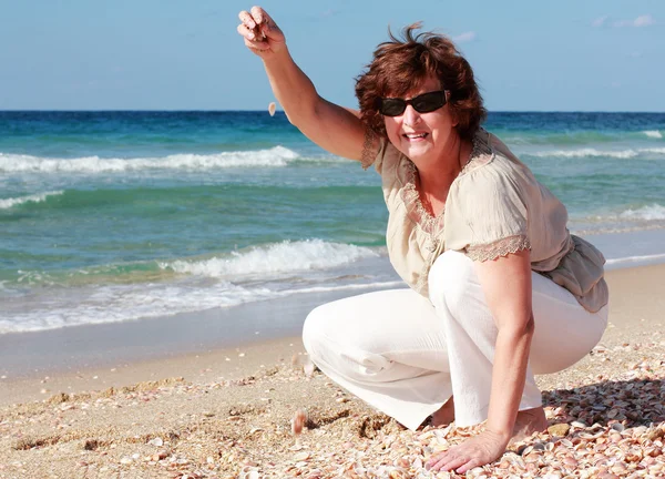 Szczęśliwa seniorka na plaży — Zdjęcie stockowe