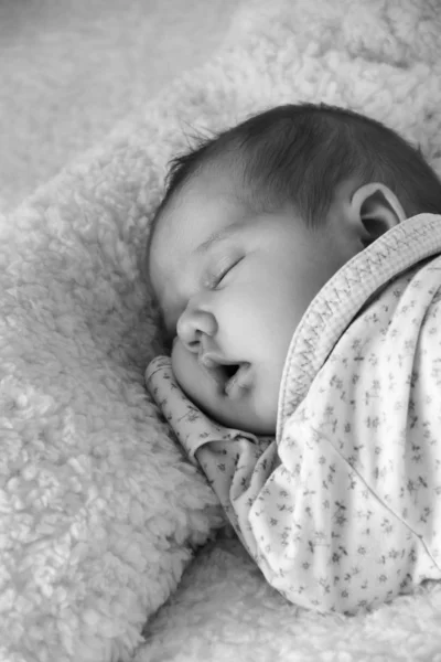 Bambino mensile si trova su una coperta bianca — Foto Stock