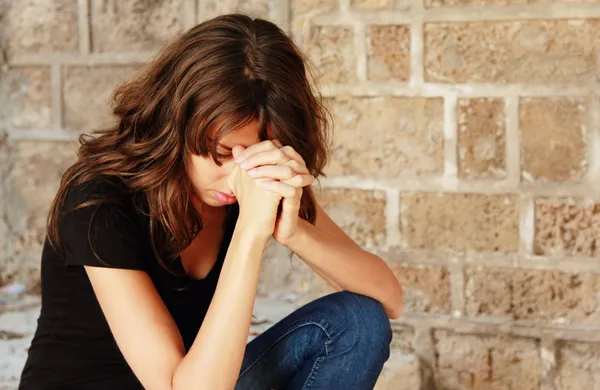 Junge Frau betet — Stockfoto