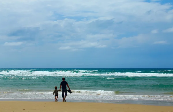 Gutt og far ved havet – stockfoto