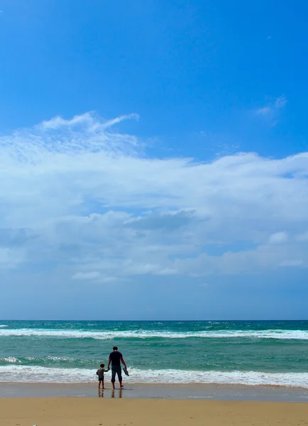 Niño y padre junto al mar — Foto de Stock