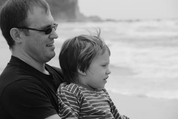 男孩和父亲在海边 — 图库照片