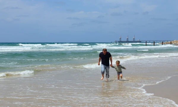 Jongen en vader aan zee — Stockfoto