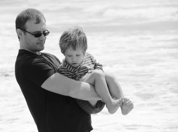 Jongen en vader aan zee — Stockfoto