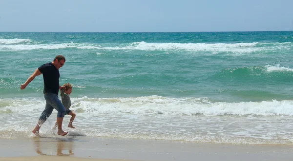 Jongen en vader aan zee — Stockfoto