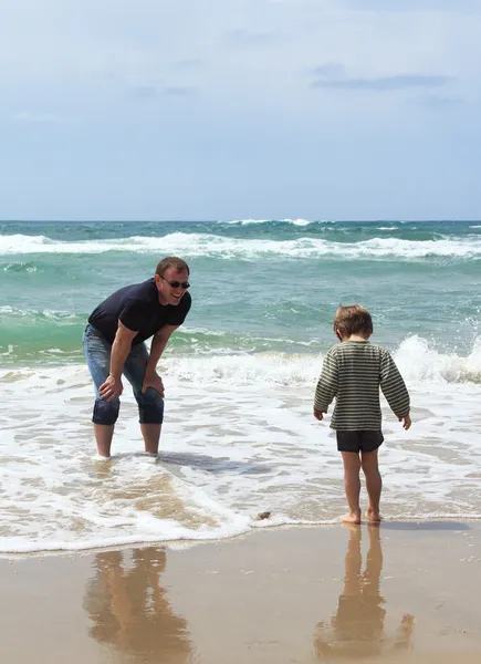 Pojke och far vid havet — Stockfoto