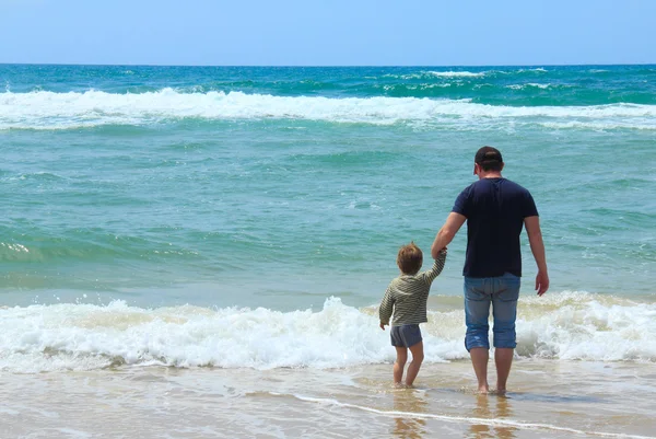 Garçon et père près de la mer — Photo