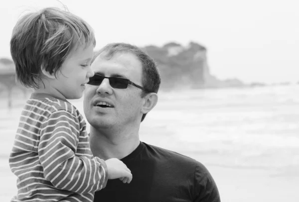Niño y padre junto al mar —  Fotos de Stock