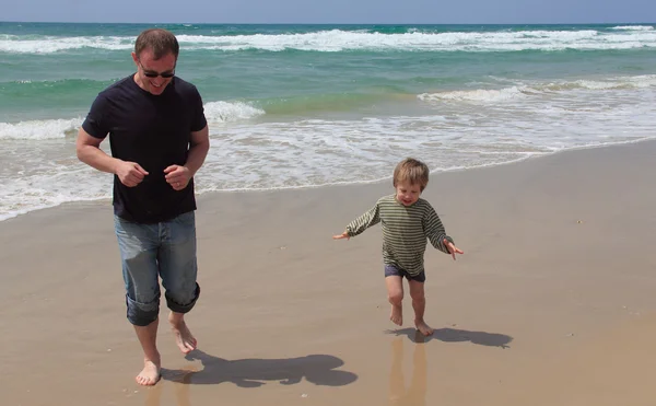 Menino e pai junto ao mar — Fotografia de Stock