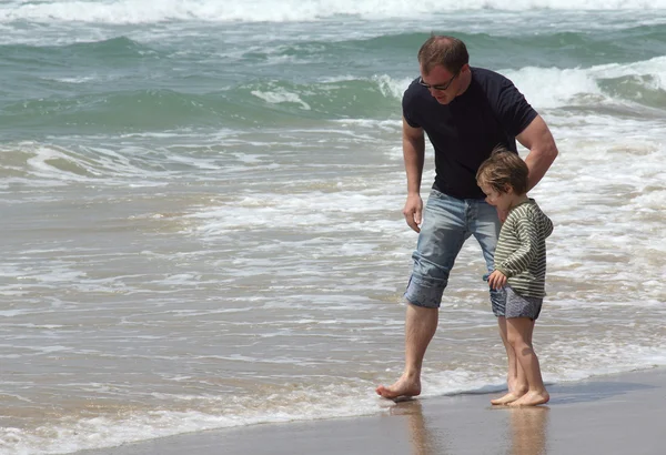 Jongen en vader aan zee — Stockfoto